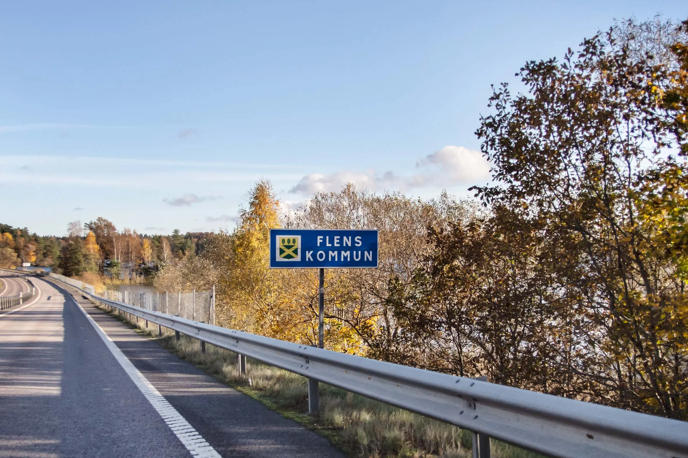 Bild på infarten till Flens kommun från Katrineholm, trafikskylt med text "Flens kommun"