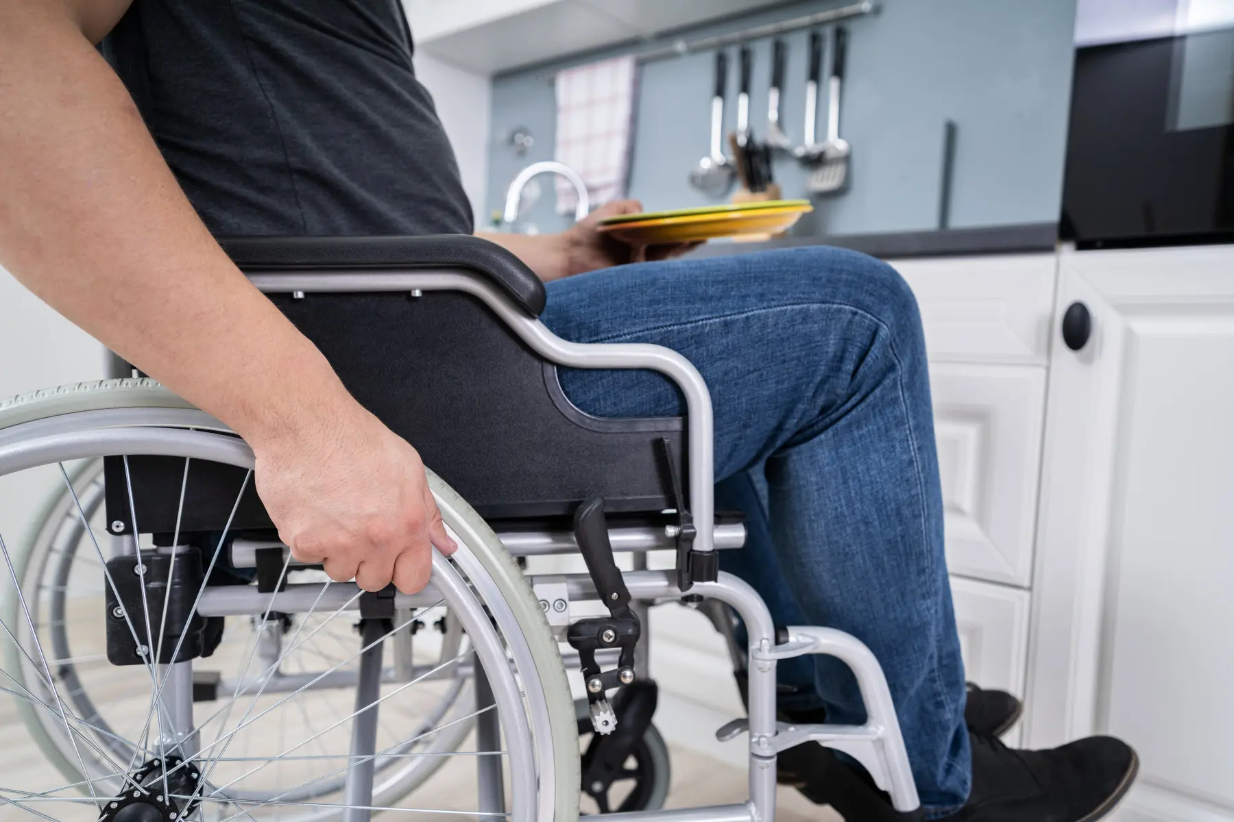 Man i rullstol vid en köksbänk som är handikappanpassad 