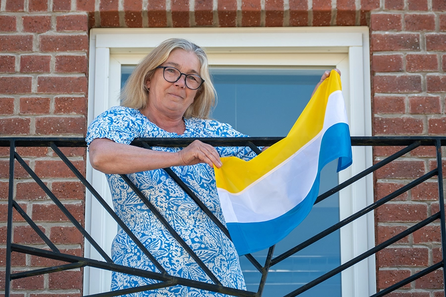 en kvinna med tornedalingarnas flagga