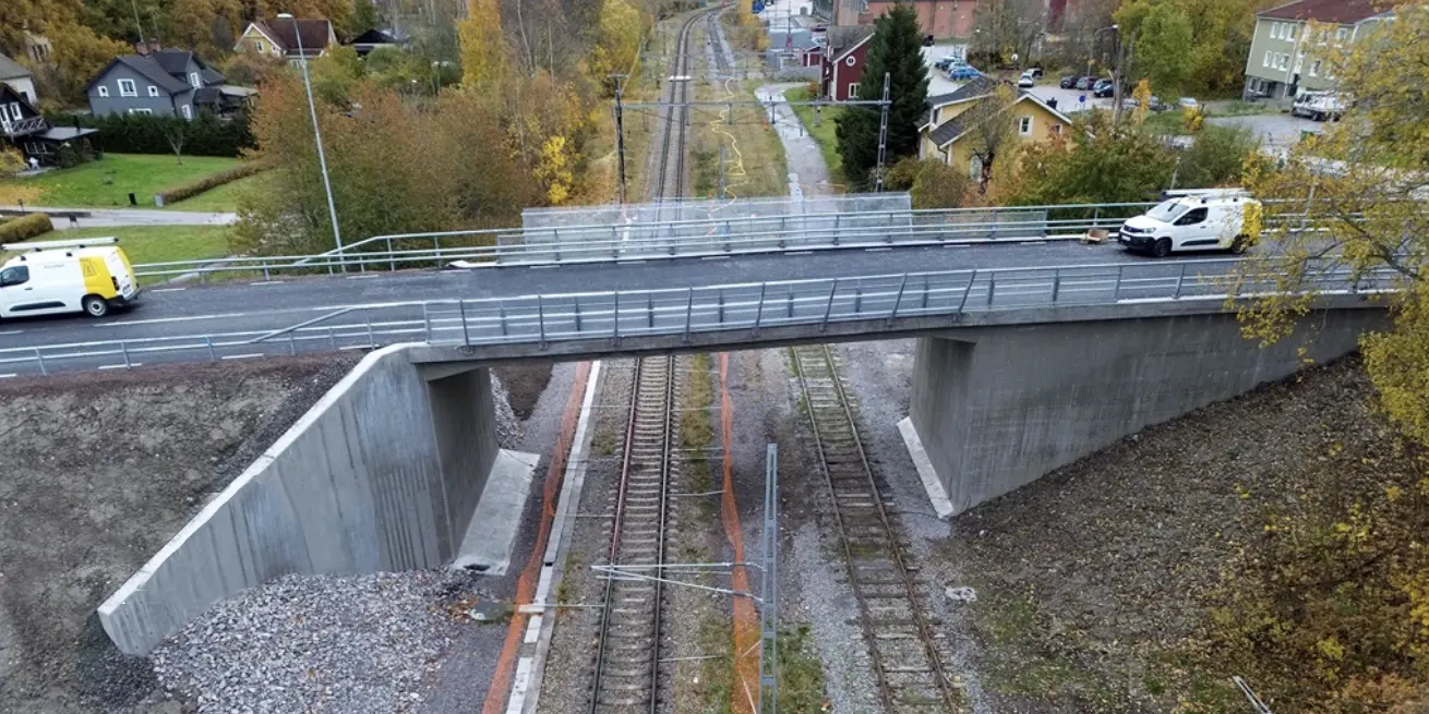 bilden visar en vy över den nybyggda järnvägsbron