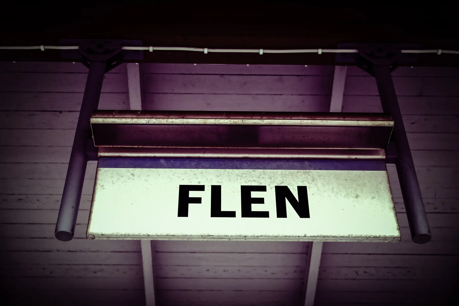 Bild på en upplyst skylt där det står "FLEN"