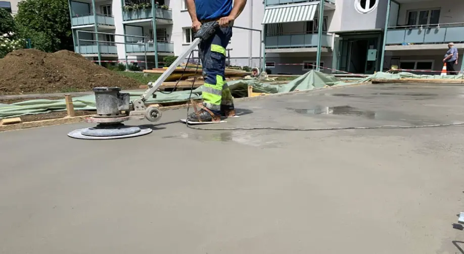 en man som lägger betong