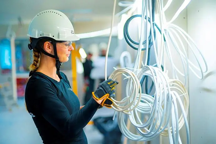 bild på kvinna som jobbar som elektriker