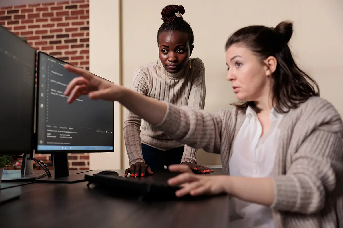bilden visa en kvinna och ett barn framför en dator
